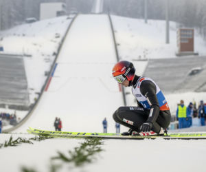 PŚ w skokach – niepokojący upadek Kacpra Tomasiaka. Co dalej z młodym Polakiem?