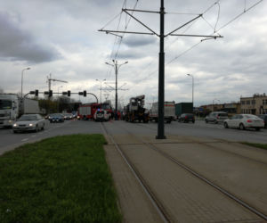 Kraków: 20-letnia dziewczyna wpadła pod tramwaj przy przystanku Rzebika