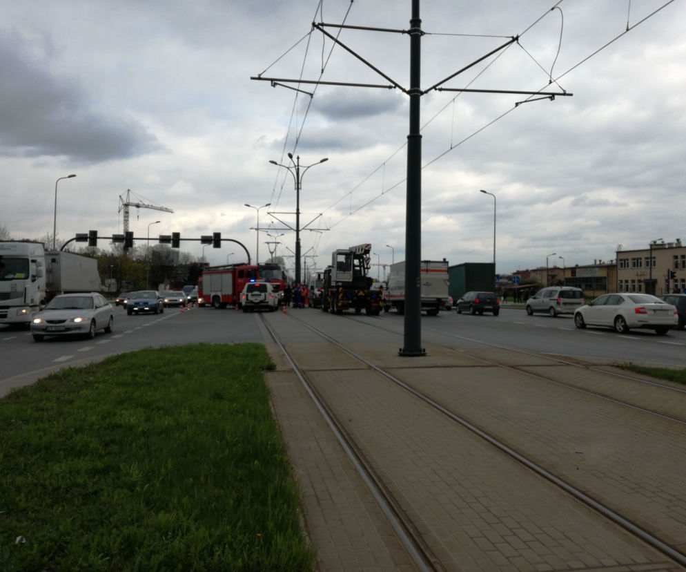 Kraków: 20-letnia dziewczyna wpadła pod tramwaj przy przystanku Rzebika