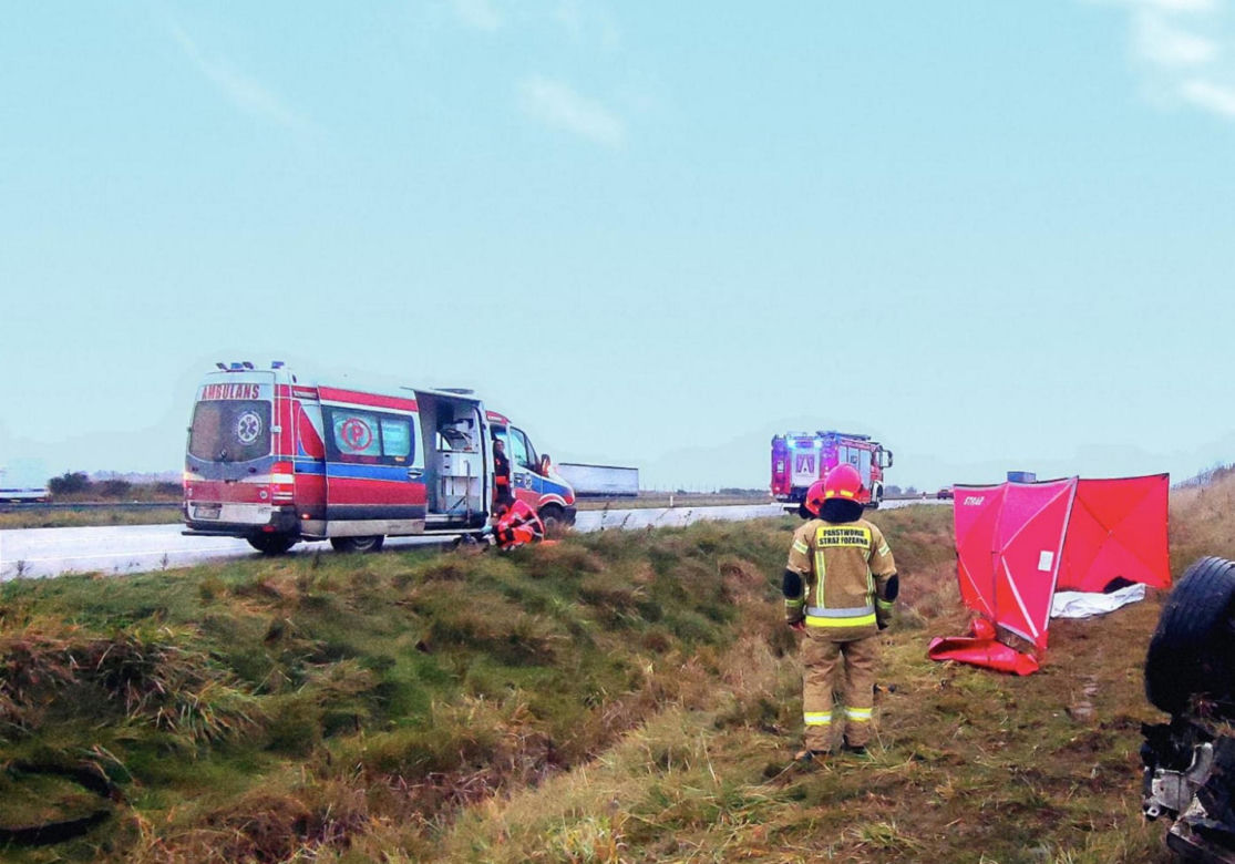  Śmiertelny wypadek na A1 pod Tuszynem! 42-latek zginął w dachującym aucie [ZDJĘCIA].