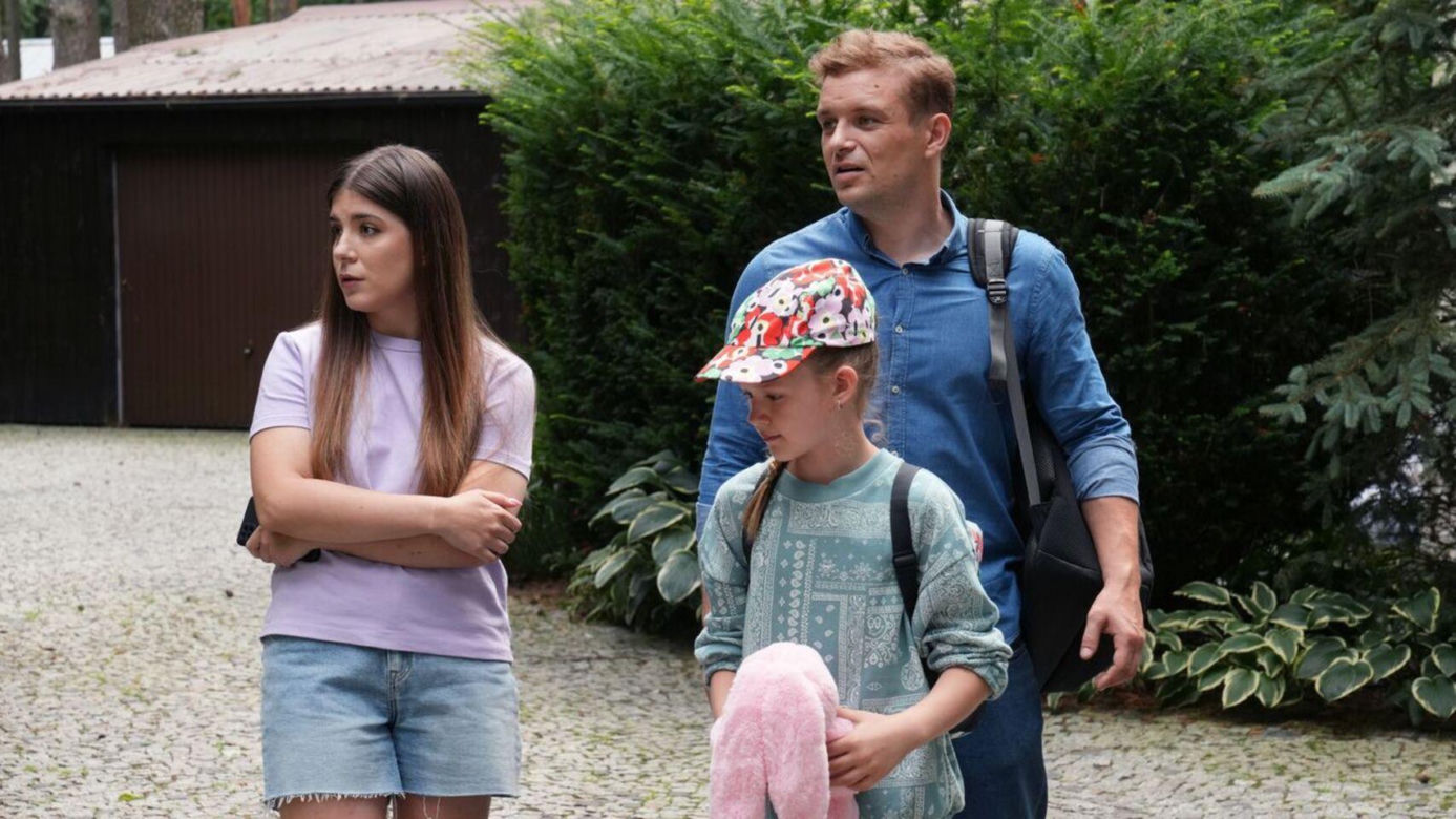 Barwy szczęścia odc. 3100. Agata (Natalia Zambrzycka), Hubert (Marek Molak), Marysia (Nina Szumowska)