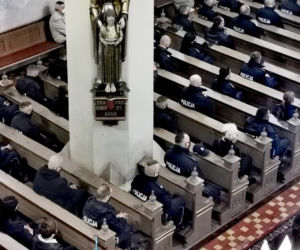 Policjanci pożegnali kolegę zastrzelonego przez bandytę. Punktualnie o godzinie 12.00 zawyły syreny [WIDEO]
