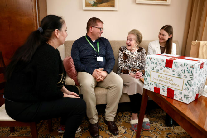 Z prezentami świątecznymi u Powstańców Warszawskich