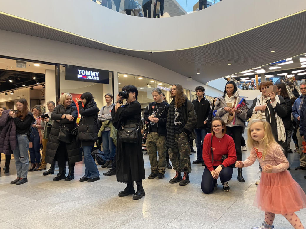 WOŚP w Olsztynie. W Galerii Warmińskiej odbyły się koncerty, pokazy wokalne i inscenizacje walk [ZDJĘCIA]