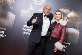 Wystrojony Marcin Najman z żoną na gali FAME Awards! Takie nagrody odebrał. Wielkie wzruszenie [GALERIA]