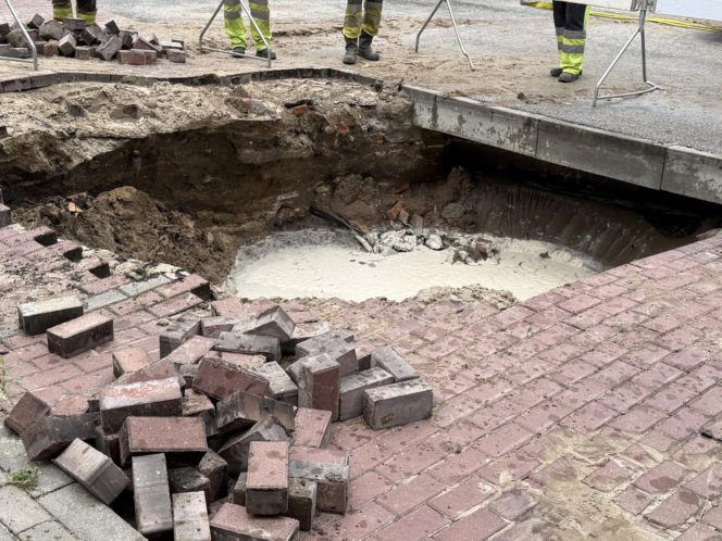 Samochod wpadł do zapadliska. Awaria wodociągowa na Bielanach