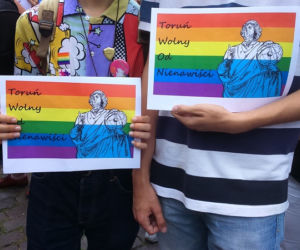  Toruń mówi NIE mowie nienawiści! Tęczowy wiec na Rynku Staromiejskim [ZDJĘCIA]
