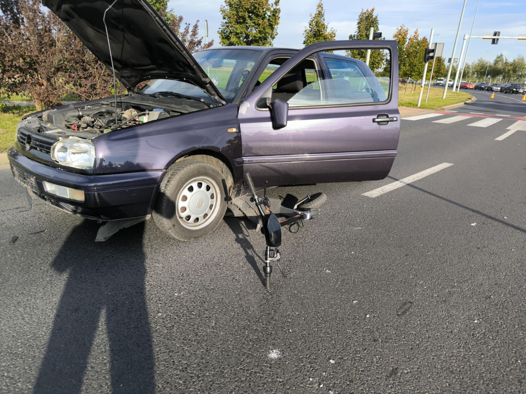 Wypadek w Lesznie Hulajnoga pod kołami osobówki.