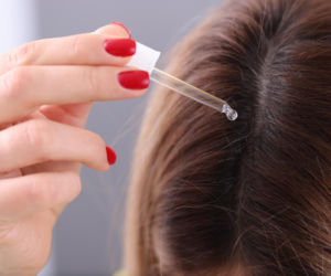 Stosujesz wcierki na wypadające włosy? W ten sposób zwiększysz ich skuteczność 