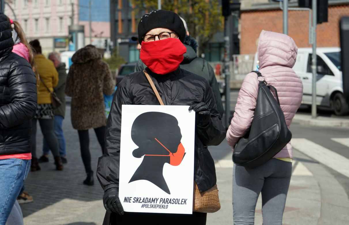 Czarny protest przeciwko całkowitemu  zakazowi aborcji