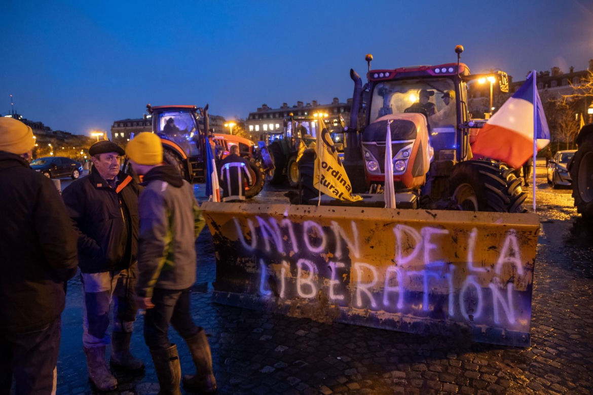 Traktory pod Wieżą Eiffla. Rolnicy blokują Paryż w proteście przeciw umowie UE–Mercosur