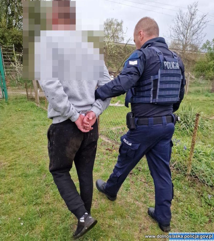 Wtargnął przez okno do mieszkania byłej partnerki. W środku dokonał krwawej rzezi