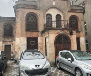 To jedyna zachowana przedwojenna synagoga w Łodzi. Przetrwała dzięki sprytowi właściciela