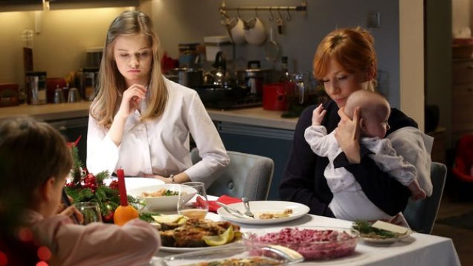 M jak miłość odcinek 1216. Zosia (Julia Wróblewska), Agnieszka (Magdalena Walach), Helenka (Krystian Drescher)