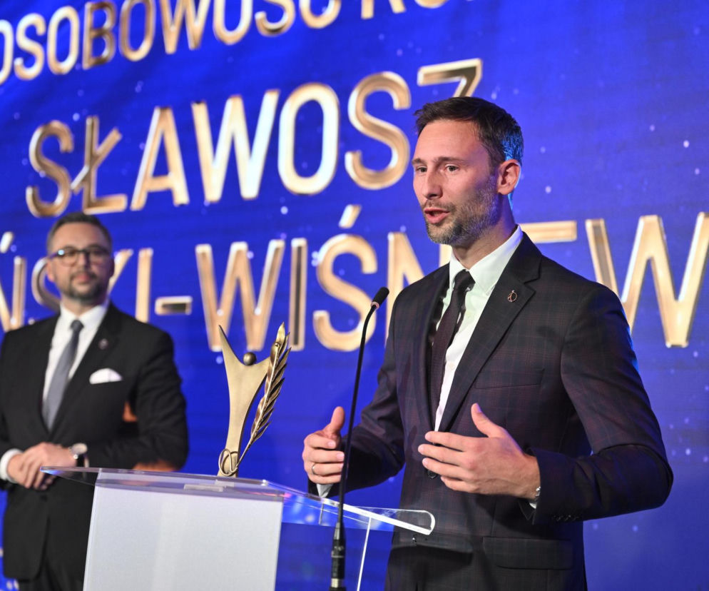 Sławosz Uznański-Wiśniewski przemawia przy mównicy ze statuetką. O Złotym Laurze Super Biznesu przeczytasz na Eska.
