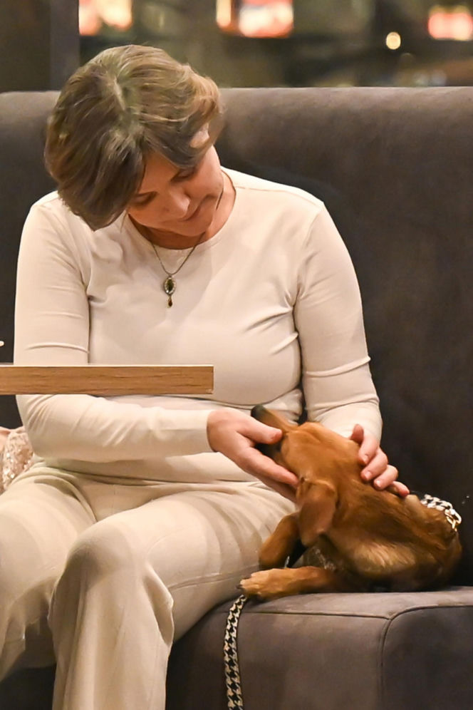 Monika Richardson z dzieckiem i pieskiem