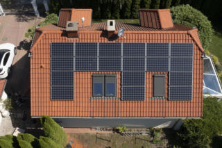 Zamontują fotowoltaikę prawie za darmo - panele z dotacją. Wielkopolskie gminy dają przykład