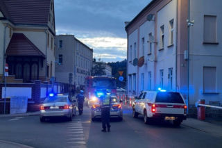 Ewakuacja galerii w Jeleniej Górze. Niewybuchy z II wojny światowej w koszu na śmieci i na trawniku