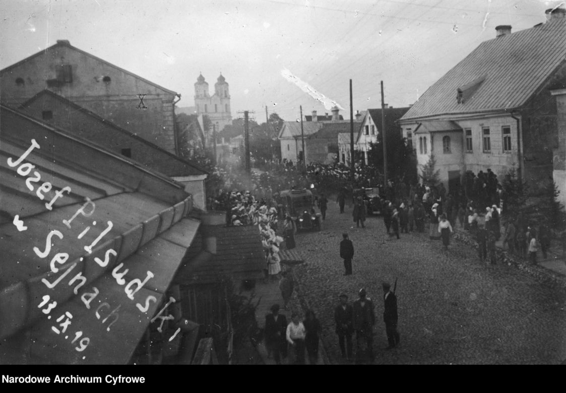 Mieszkańcy witają Naczelnika Państwa Józefa Piłsudskiego, Sejny, 1919 r.