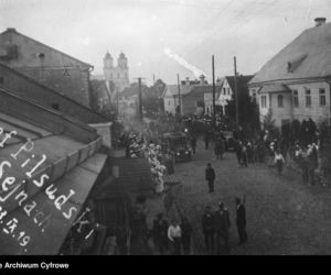 Mieszkańcy witają Naczelnika Państwa Józefa Piłsudskiego, Sejny, 1919 r.