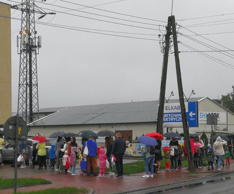 ABSURDALNA sytuacja przed przedszkolem w Ząbkach! Dzieci MOKNĄ, bo do budynku wpuszcza się po jednej osobie!