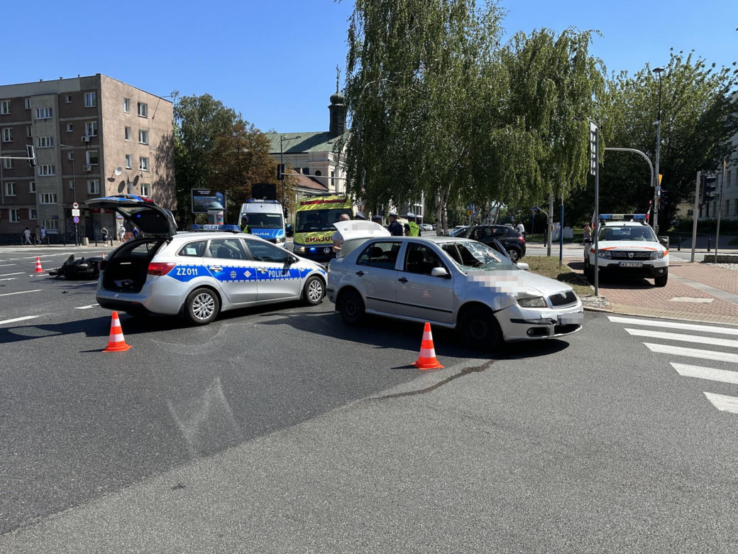 Koszmarny wypadek w Śródmieściu. Dwie osoby ranne, droga zablokowana