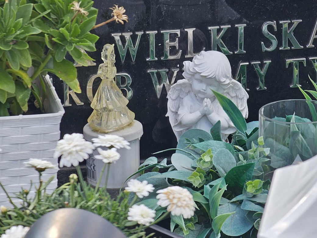 Tragiczny wypadek w Wylewie. Grób młodego siatkarza i jego rodzeństwa [GALERIA]