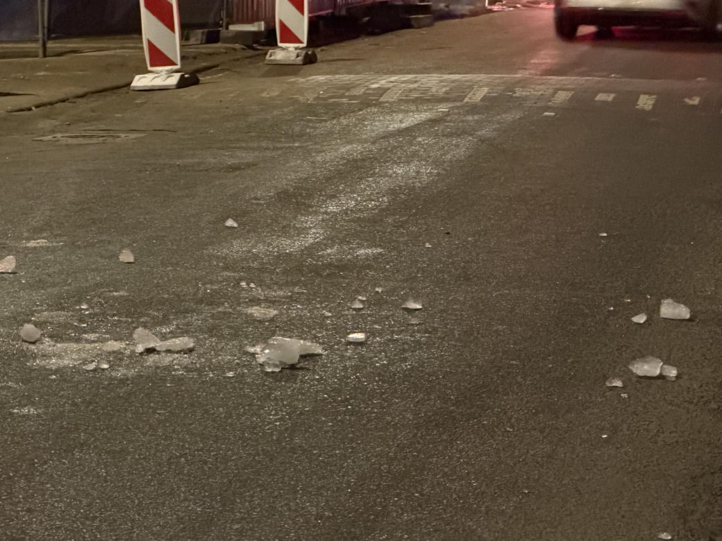 Warszawa. Bryła lodu rozstrzaskała szybę busa