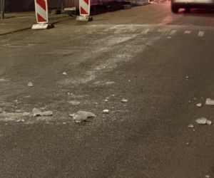 Warszawa. Bryła lodu rozstrzaskała szybę busa