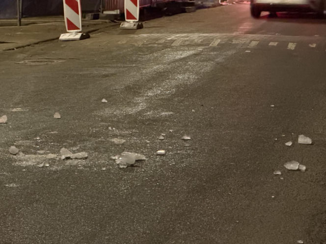 Warszawa. Bryła lodu rozstrzaskała szybę busa