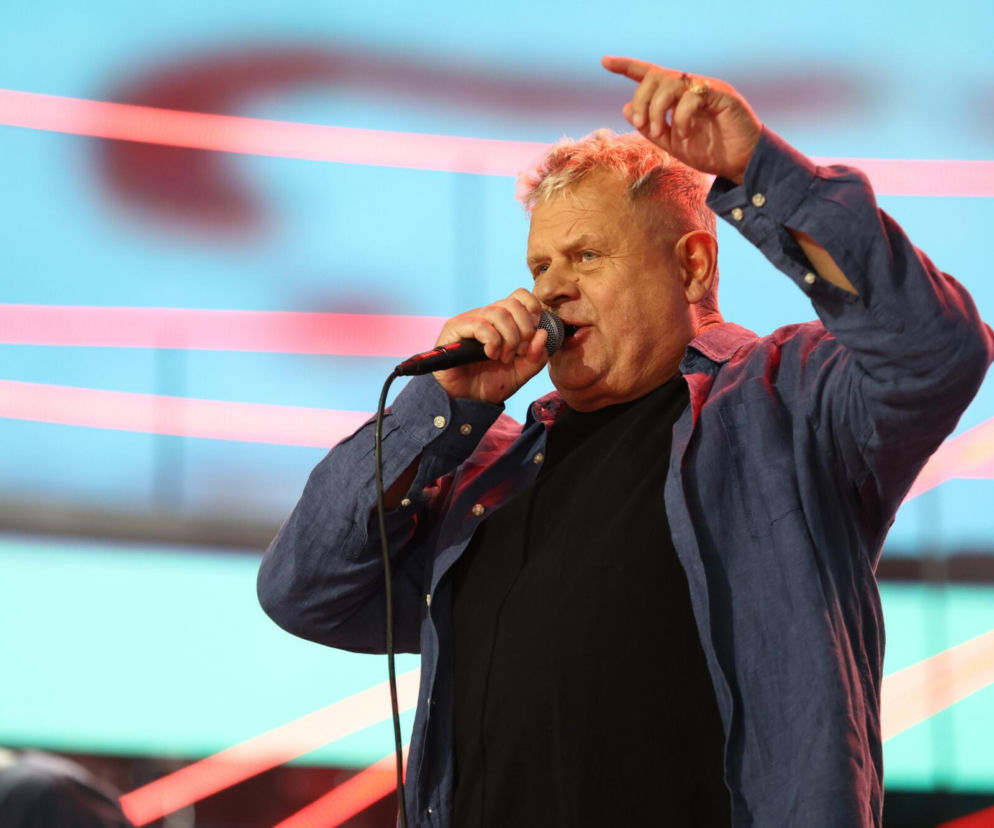 Kazik Staszewski śpiewa do mikrofonu podczas koncertu Kultu. O zmianach w trasach zespołu przeczytasz na SE.
