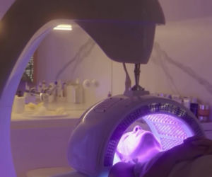 Małgorzata Socha pieści twarz prądem i światłem