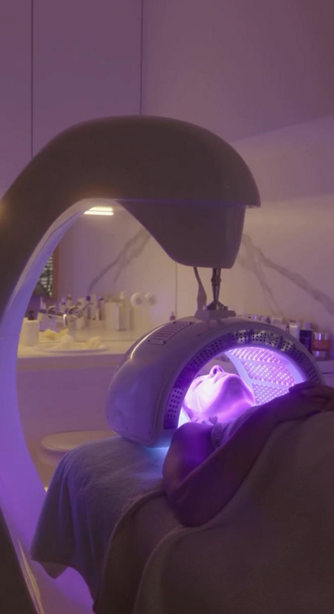 Małgorzata Socha pieści twarz prądem i światłem