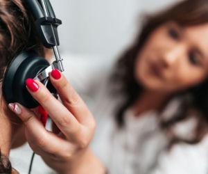 Słyszysz, ale nie rozumiesz? NFZ w Opolu zaprasza na darmowe badania, które warto zrobić już teraz