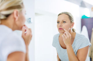 Pijesz przez słomkę i boisz się zmarszczek? Dermatolodzy wskazują dwa gorsze nawyki