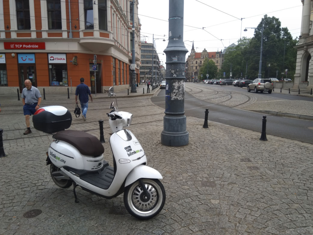 Wrocławianie parkują skutery gdzie popadnie
