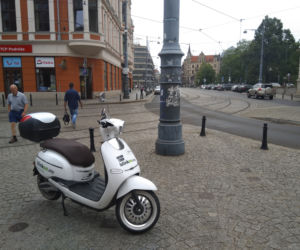 Wrocławianie parkują skutery gdzie popadnie