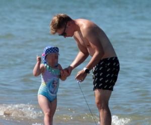 Ale mu Wesoło! Kuba Wesołowski z rodziną na plaży