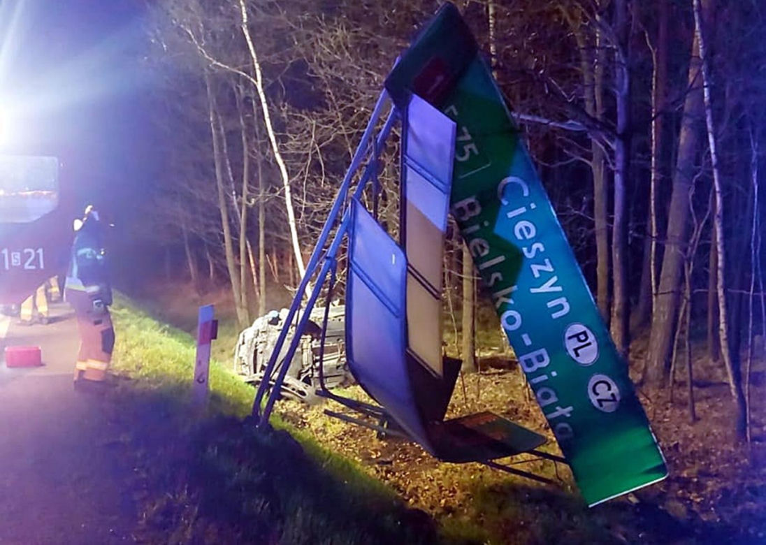 Wypadek na DK1 w Kobiórze. Samochód staranował tablicę informacyjną