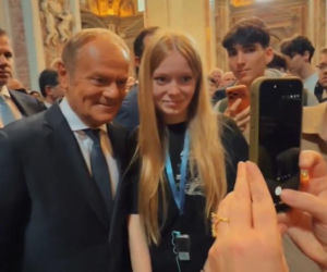 Ludzie spotkali Tuska w Watykanie i się zaczęło! Zaskakujące sceny w kościele tuż przy grobie Jana Pawła II