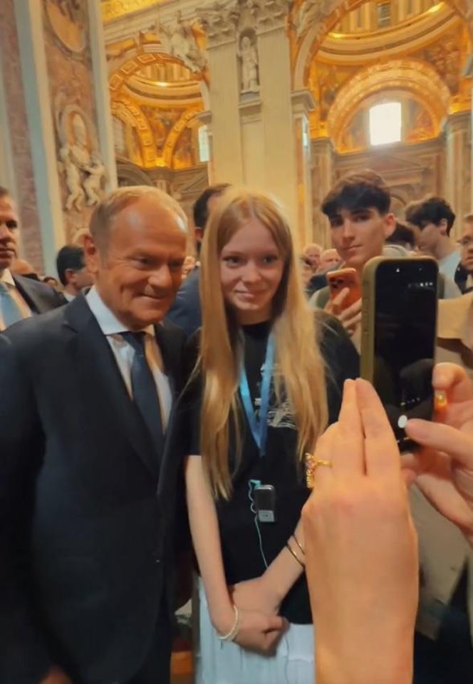 Ludzie spotkali Tuska w Watykanie i się zaczęło! Zaskakujące sceny w kościele tuż przy grobie Jana Pawła II
