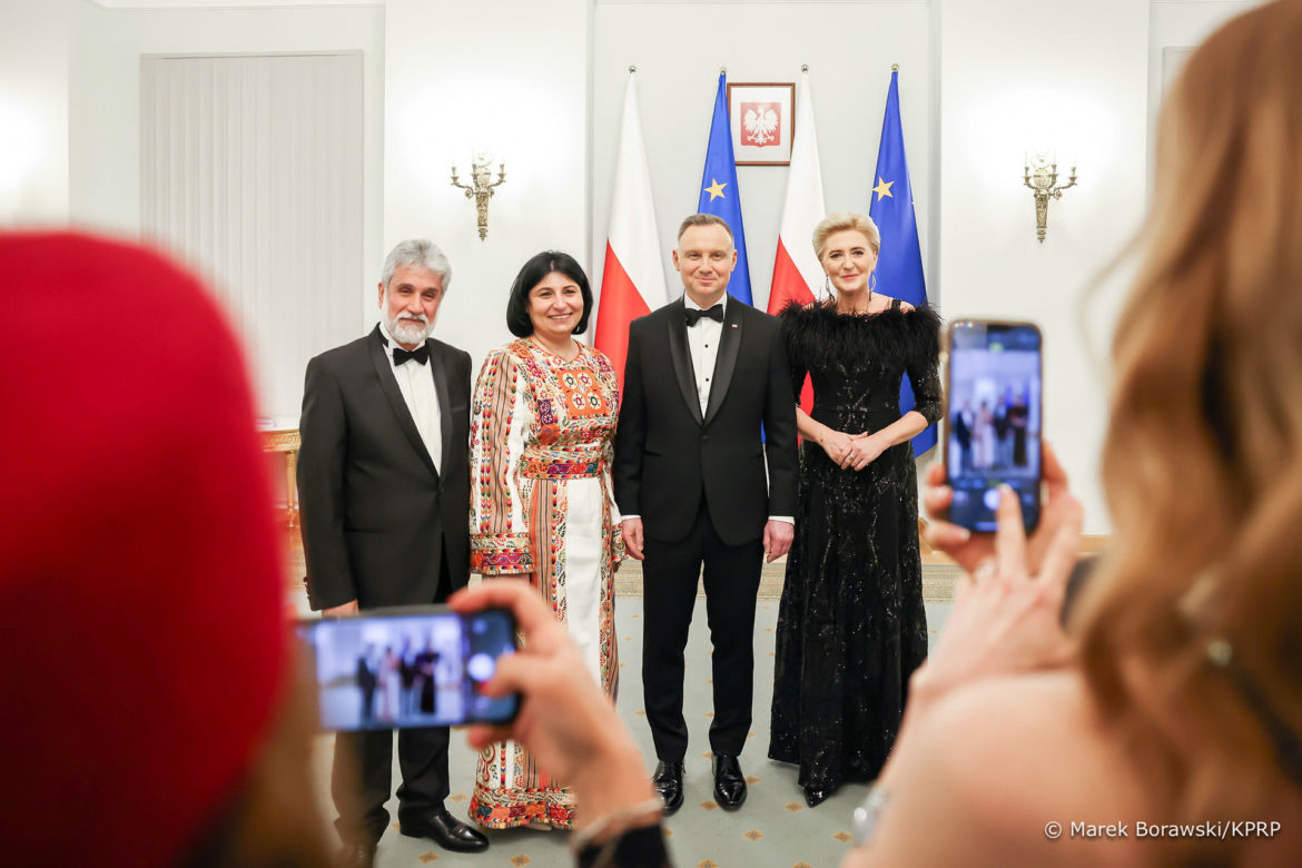 Agata Duda w piórach na noworocznym spotkaniu