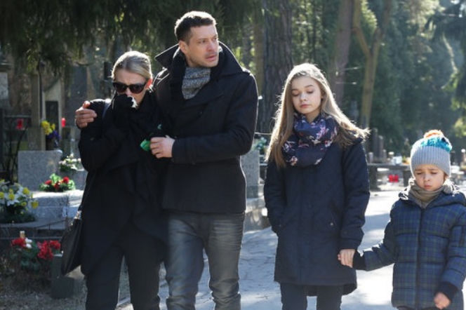 M jak miłość odc. 1150. Joasia (Barbara Kurdej-Szatan), Tomek (Andrzej Młynarczyk), Zosia (Julia Wróblewska), Wojtuś (Feliks Matecki)