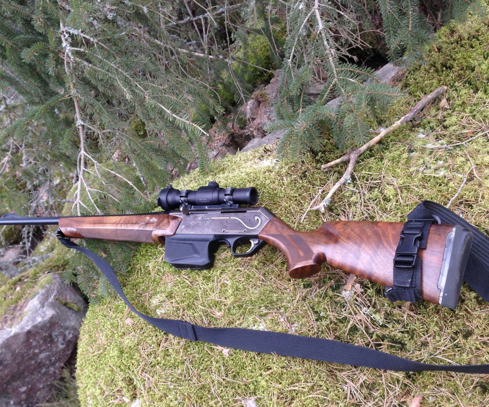 Sieniec. Przywiozła ich na polowanie, została POSTRZELONA! 46-latka śmigłowcem trafiła do szpitala.