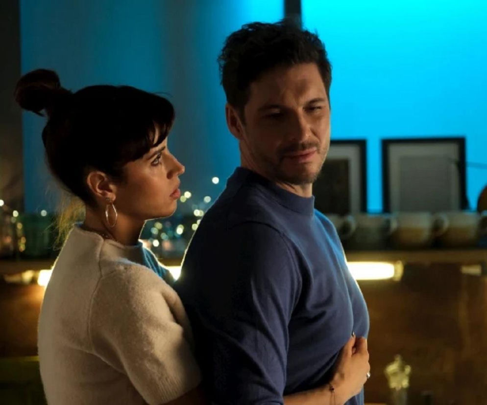 Kama (Michalina Sosna) obejmująca od tyłu Marcina (Mikołaj Roznerski), który ma zamyślony wyraz twarzy. Scena z serialu M jak miłość, gdzie Marcin ma zostać ochroniarzem Elżbiety Domańskiej, co wywoła niepokój u Kamy. Więcej informacji na ten temat znajdziesz na Super Seriale.