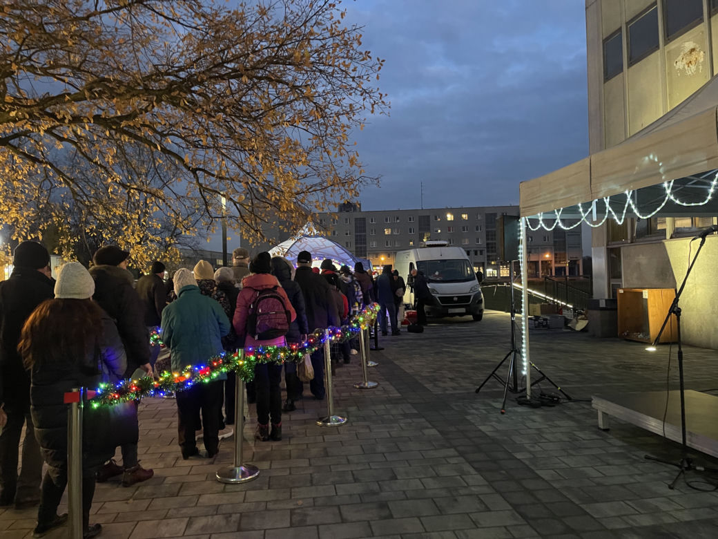 Przedświąteczny karp dla Krakowa. Tłumy mieszkańców podczas inauguracji akcji