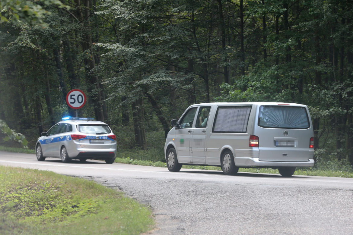 Policja eskortuje ciało Piotra Woźniaka - Staraka