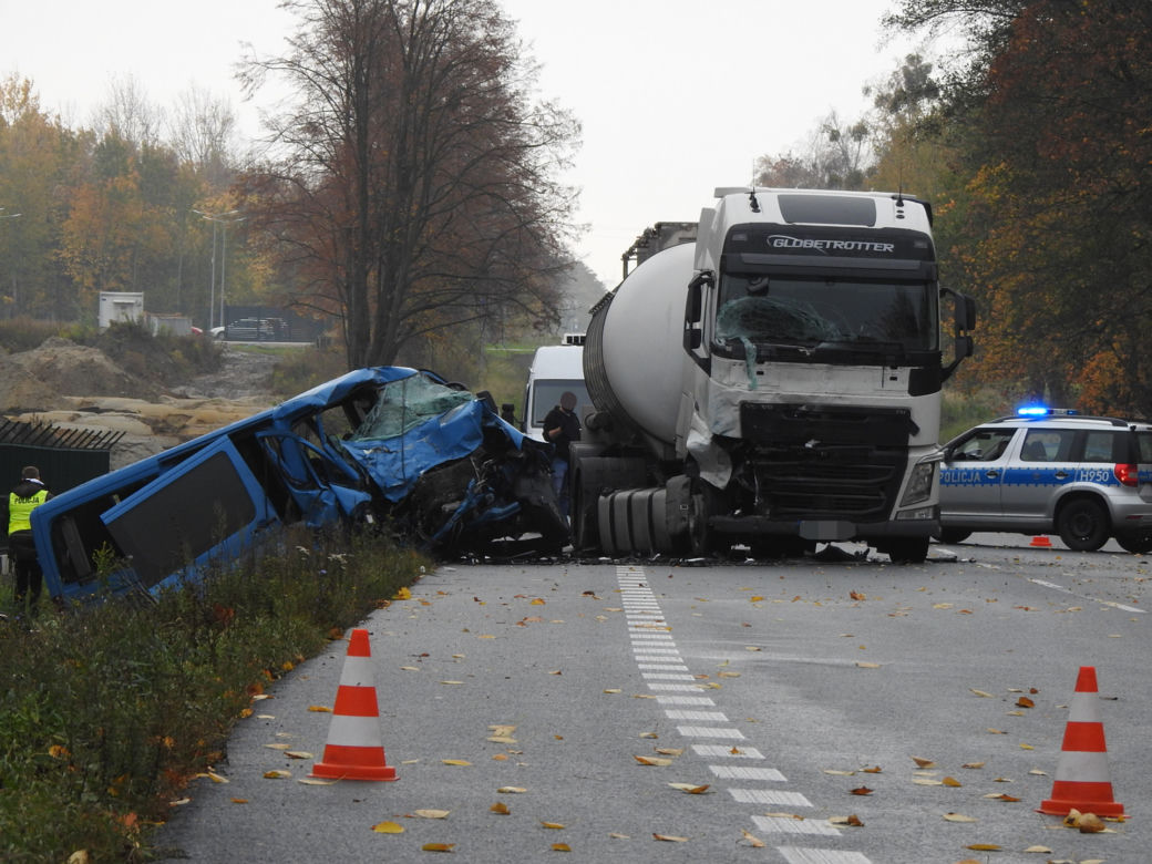 Śmiertelny wypadek na DK50. Zderzyły się dwa samochody. Dwie osoby nie żyją, dwie są ranne