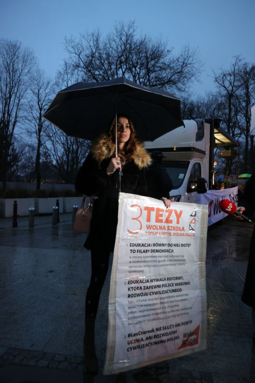 Protest przeciwko Lex Czarnek przez Sejmem. Marianna Schreiber 
