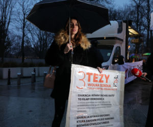 Protest przeciwko Lex Czarnek przez Sejmem. Marianna Schreiber 